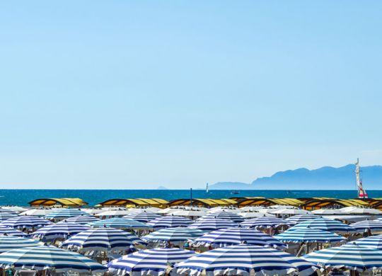 PLaya llena de sombrillas